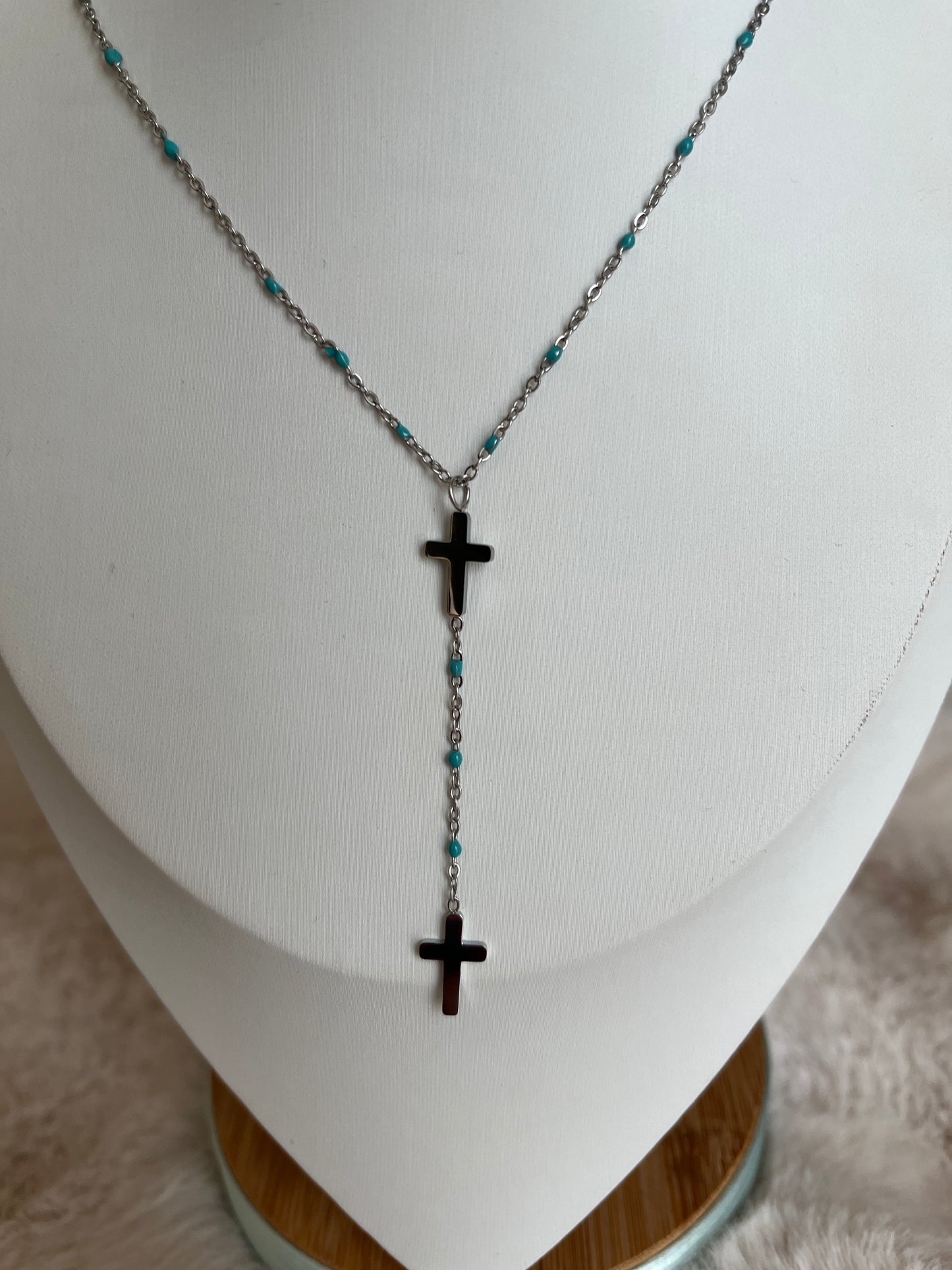 Collier croix perles acier inoxydable blanc/ bleu électrique/ turquoise