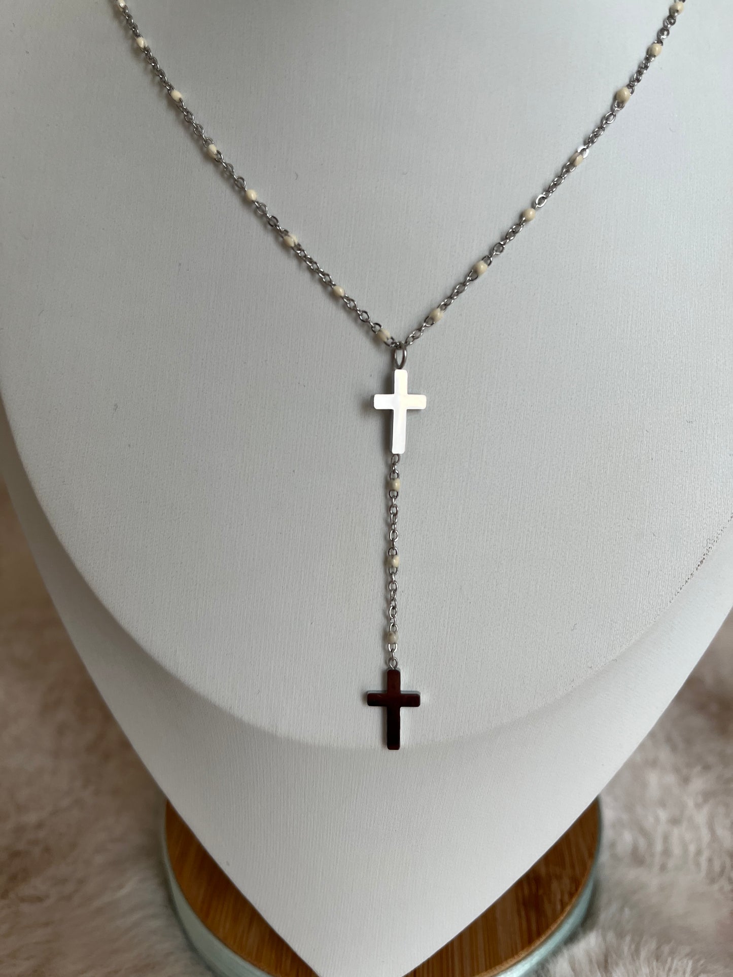 Collier croix perles acier inoxydable blanc/ bleu électrique/ turquoise